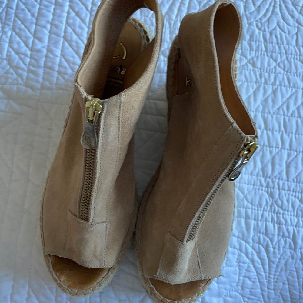 Kanna tan suede wedge